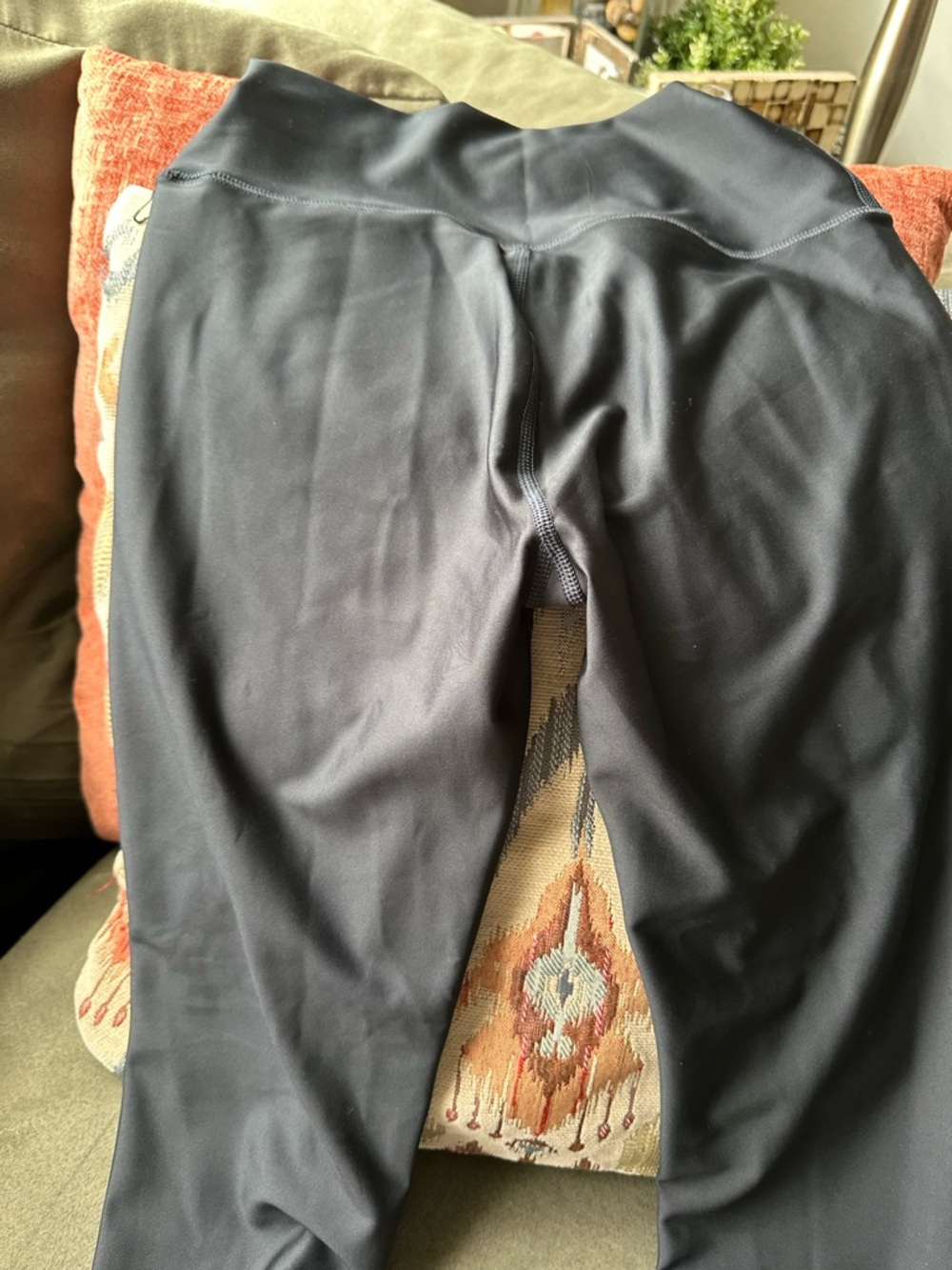 ALO Yoga Women’s Airlift high rise leggings
Never worn